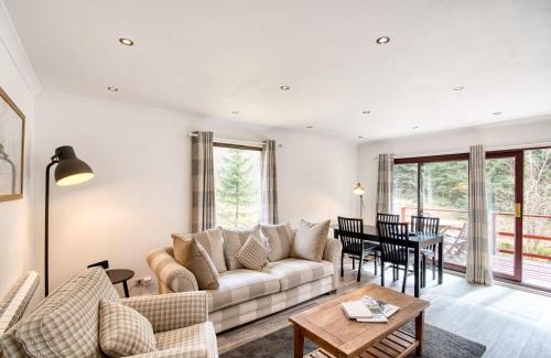 Crianlarich Ski Chalet | 2 bedroom lodge with free WiFi and mountain view