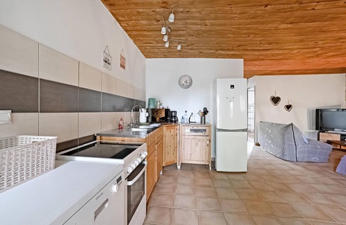 Codognan Apartment | Cozy Apartment with Pool Access and Family-Friendly Amenities