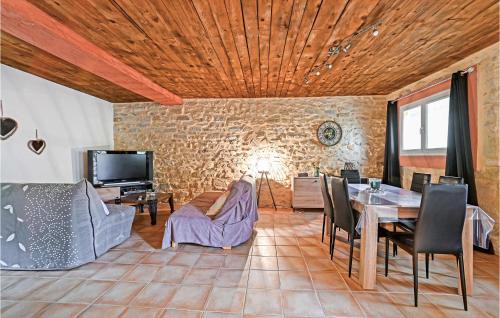 Codognan Apartment | Family-Friendly 2 Bedroom Apartment with Pool in Codognan