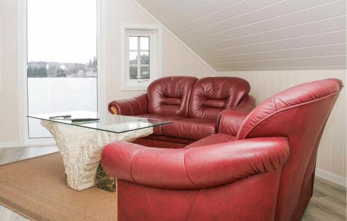 Sjernarøy House | Cozy 2 Bedroom Home with Oceanfront Views in Sjernary