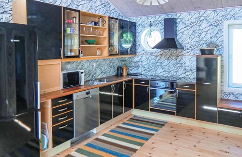 Kalmar House | Cozy 2-Bedroom Retreat with Ocean Views in Kalmar