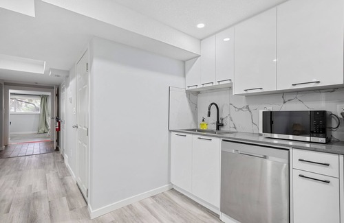 Montgomery House | 2-Bedroom Lower Unit Near Bow River w Wifi & Desk