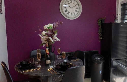 Farnworth House | 2 bedroom luxurious cosy house in Manchester