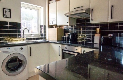 Farnworth House | 2 bedroom luxurious cosy house in Manchester