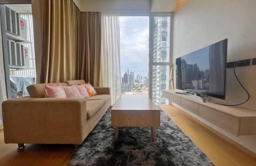 Sukhumvit Apartment | Stylish 2 Bedroom Apartment Near BTS Ekkamai & Pool Access