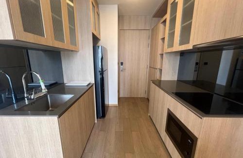 Sukhumvit Apartment | Stylish 2 Bedroom Apartment Near BTS Ekkamai & Pool Access