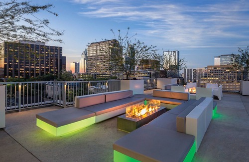 West End Apartment | 2-bedroom - Mobility w/Side Transfer Shower in cool Austin