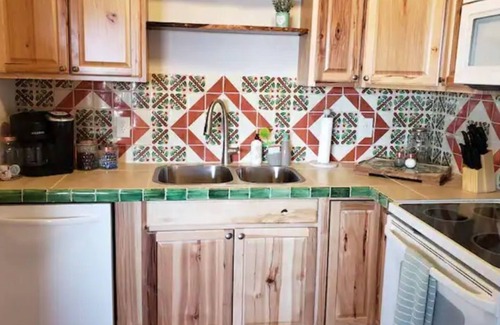 Sonoita House | Experience La Casita: Mountain Views & Pet-Friendly Amenities
