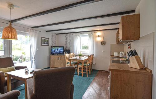 Mariendorf House | Guest Rated 10/10: Home in Mariendorf with Kitchen