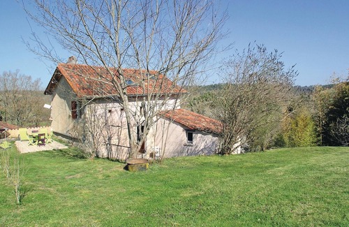Grignols House | Exceptional 2 Bedroom Retreat in Grignols with Spa & Kitchen