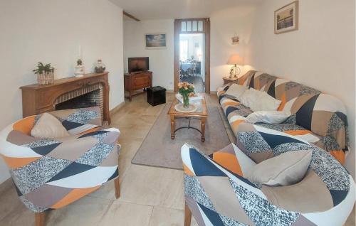 Ponthoile House | Family-Friendly Retreat: 2 Bedroom Home in Ponthoile