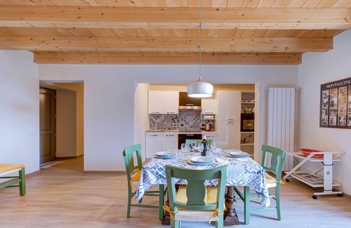 Bee House | Family-Friendly 2 Bedroom Stay in Albagnano di Bee
