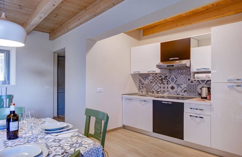 Bee House | Family-Friendly 2 Bedroom Stay in Albagnano di Bee
