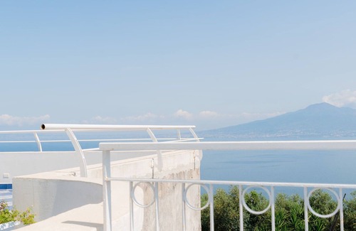 Monte Chiaro House | Family-Friendly Getaway with Hot Tub & Kitchen Amenities