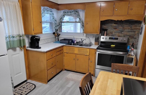 Jasper House | Family-Friendly 2 Bedroom Stone Retreat Near Downtown Jasper
