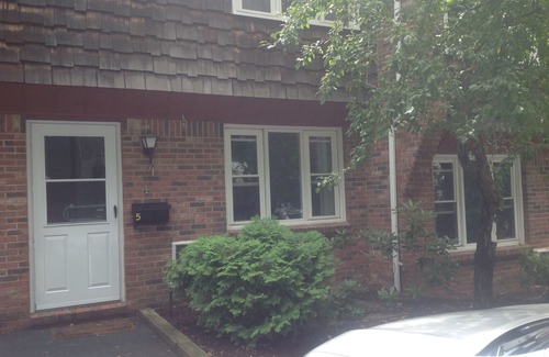 Lee House | Beautifully Decorated 2 Bedroom Townehouse at Garfield House