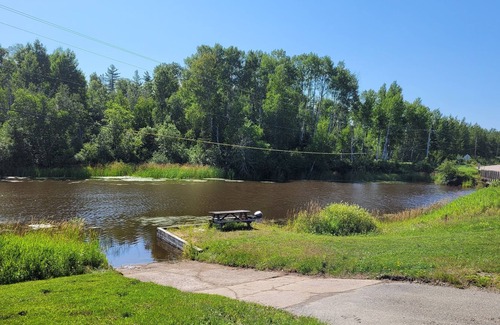 Abitibi-Temiscamingue Cabin | 2 Bedroom Rustic Family Retreat Without Compromising Comfort