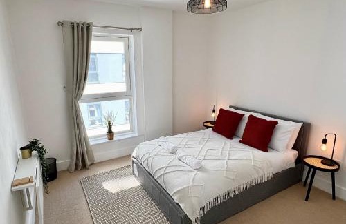 Basingstoke Apartment | Elegant 2 Bedroom Apartment with Free Parking & Netflix