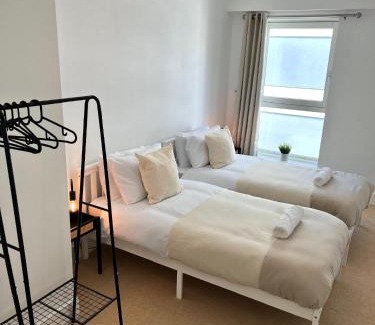 Basingstoke Apartment | Elegant 2 Bedroom Apartment with Free Parking & Netflix