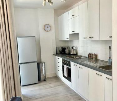 Basingstoke Apartment | Elegant 2 Bedroom Apartment with Free Parking & Netflix