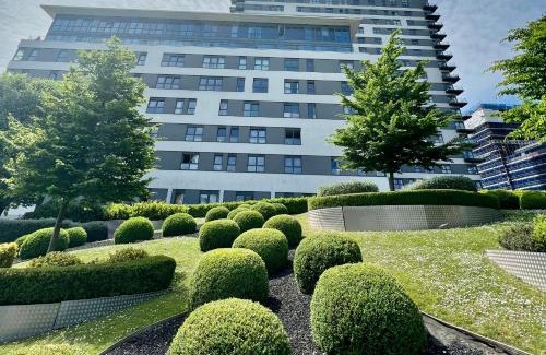 Basingstoke Apartment | Elegant 2 Bedroom Apartment with Free Parking & Netflix