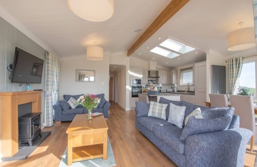 Lochwinnoch Cabin | Family-Friendly Beechwood Lodge with Hot Tub & Spa Retreat