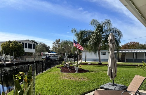 Homosassa Cottage | Waterfront Cottage with Private Dock & Pool Access