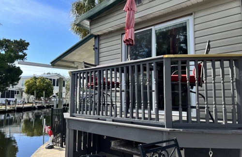 Homosassa Cottage | Waterfront Cottage with Private Dock & Pool Access