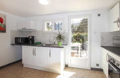 Gemenos Apartment | Relaxing 2 Bedroom Retreat with Pool in Gemenos