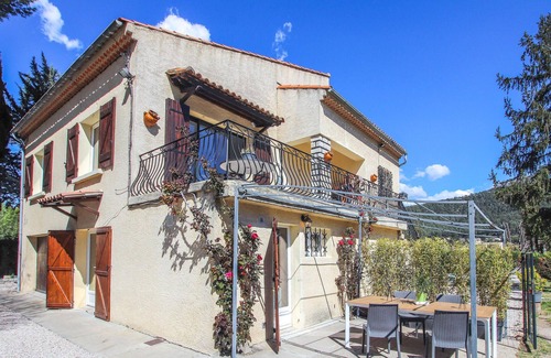 Gemenos Apartment | Relaxing 2 Bedroom Retreat with Pool in Gemenos