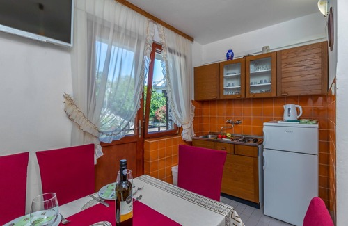 Selce Apartment | Ideally Located 2 Bedroom Accommodation with Ocean View