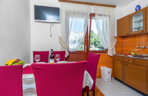 Selce Apartment | Ideally Located 2 Bedroom Accommodation with Ocean View