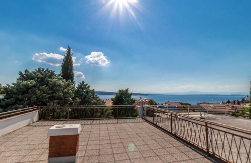 Selce Apartment | Ideally Located 2 Bedroom Accommodation with Ocean View