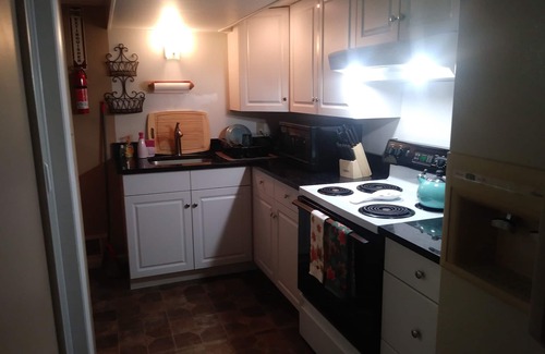 Witmer House | Spacious 2 Bedroom Suite with Kitchen and Pool Access