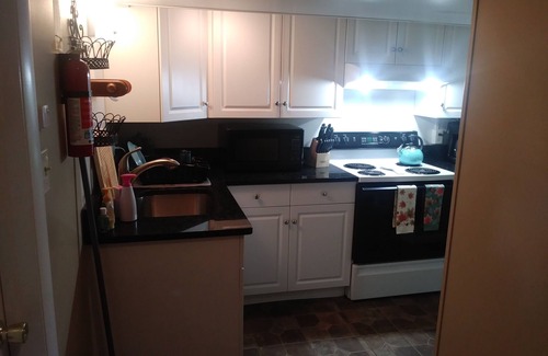 Witmer House | Spacious 2 Bedroom Suite with Kitchen and Pool Access