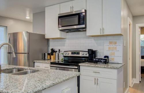 Greater East End House | 2-Bedroom Townhouse in Houston