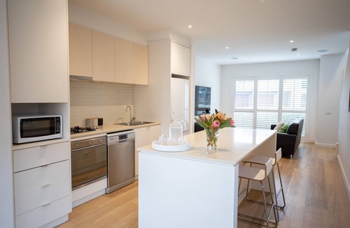 Torquay House | Ideal 2 Bedroom Townhouse Near Beach & Golf with Pool