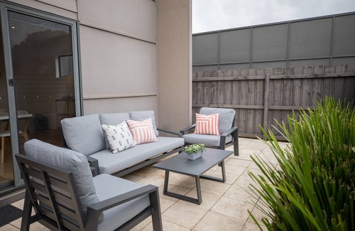 Torquay House | Ideal 2 Bedroom Townhouse Near Beach & Golf with Pool