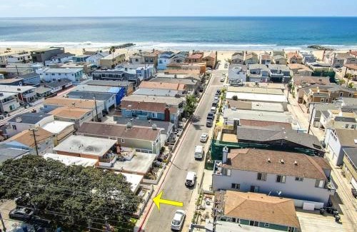 West Newport House | Cozy 2 Bedroom Apartment Steps from the Beach!