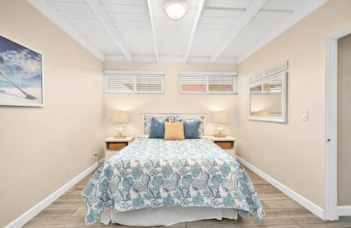 West Newport House | Cozy 2 Bedroom Apartment Steps from the Beach!