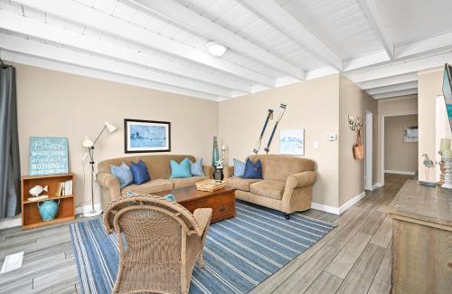 West Newport House | Cozy 2 Bedroom Apartment Steps from the Beach!