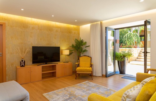 Cardielos House | Cozy 2-Bedroom Villa Near Beach and Mountains Awaits You