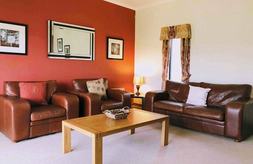 Pittenweem House | Ideal 2 Bedroom Villa with Pool and Spa for Families