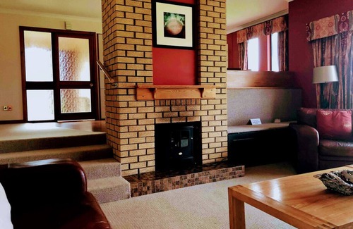 Pittenweem House | Perfect 2 Bedroom Villa with Pool & Spa for Family Getaways