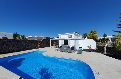 Los Pocillos Villa | Relaxing 2 Bedroom Villas with Private Heated Pools