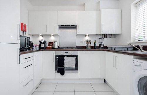 Dartford House | Cozy 2 Bedroom House with Spa & Hot Tub in Dartford