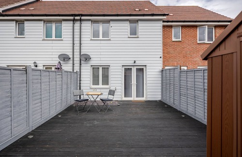 Dartford House | Cozy 2 Bedroom House with Spa & Hot Tub in Dartford