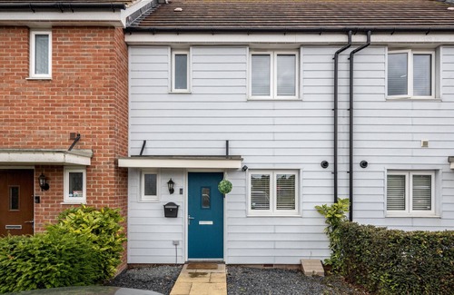 Dartford House | Cozy 2 Bedroom House with Spa & Hot Tub in Dartford