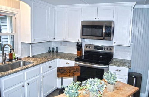 Nashua House | Comfortable 2-Bedroom Suite with Kitchen & Pet-Friendly