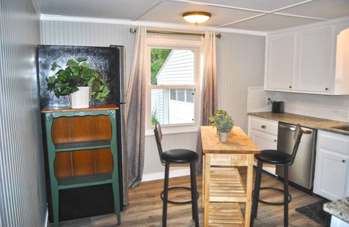 Nashua House | Comfortable 2-Bedroom Suite with Kitchen & Pet-Friendly